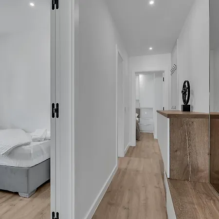 Knezovic With Sea View Apartman